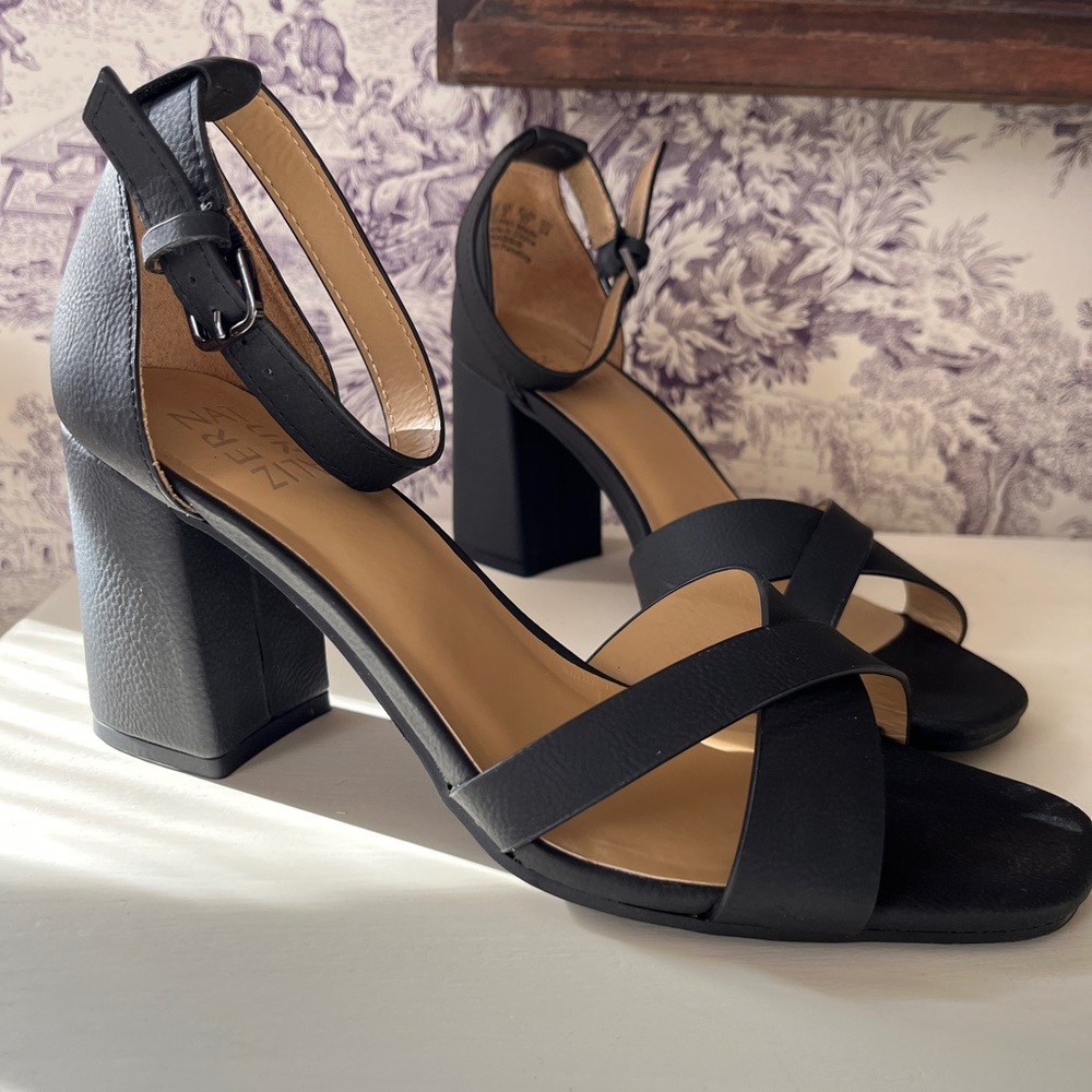 Naturalizer Maggie Black Sandal w/ heel size 7